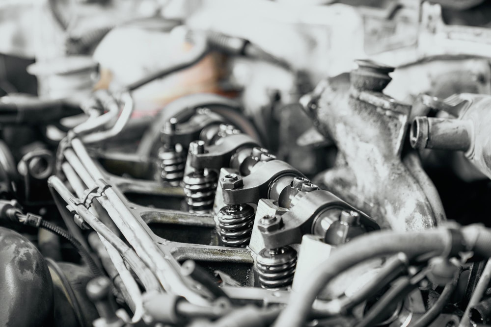 Nahaufnahme eines defekten Ventiltriebs im Motor – typisches Schadensbild bei Motorschäden